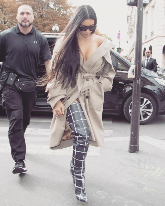 kim kardashian в седмицата на модата в jackboots и дъждобран
