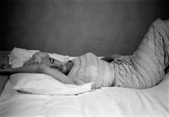 Мерилин в рокля лежи на леглото