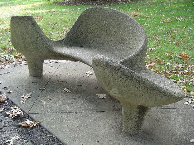 مقاعد خرسانية ضخمة في حديقة برونكس النباتية (منطقة نيويورك)