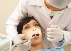 po ošetření zubů na dásně, bílá skvrna