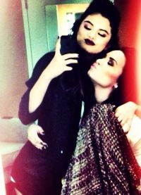 Demi Lovato和Selena Gomez