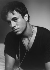 foto zasedání Enrique Iglesias