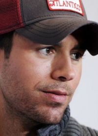 Enrique Iglesias v baseballové čepici