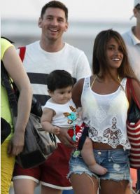 Lionel Messi chodí se svou ženou a synem