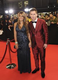 Lionel Messi na červeném koberci se svou ženou