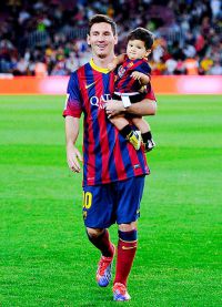 Lionel Messi na poli se svým synem
