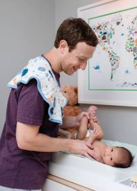 Mark Zuckerberg otáčí svou dceru