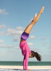 Нина Добрев се занимава с гимнастика, обожава йога