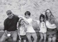 Steve Jobs, jeho manželka Lauren Powell a jejich spolužáci Reed, Erin a Yves