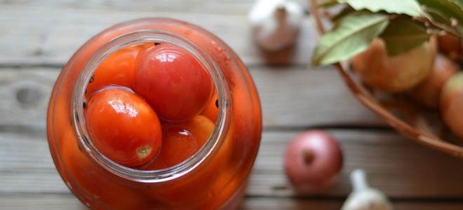 sudové rajčata v nádobě se studenou solankou