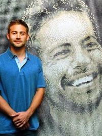 Cody při otevření mozaikového portrétu Pavla