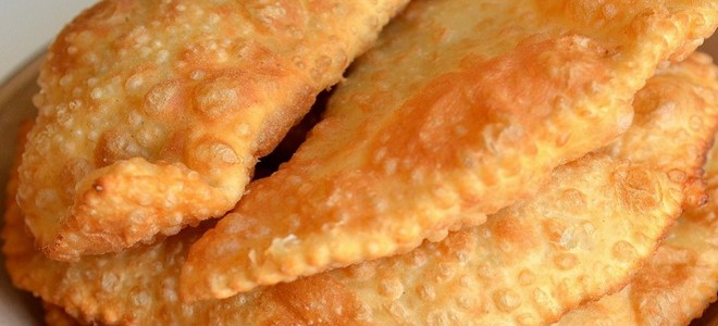 Chebureks على اللبن مع اللحم