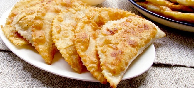 chebureks مع اللحم