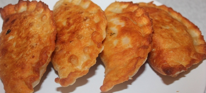 Chebureks مع البطاطا واللحوم