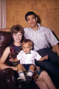 Bruce Lee se svou ženou a malým synem