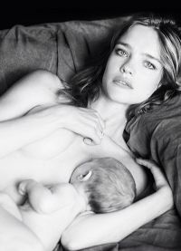 Natalia Vodyanova正在喂养新生儿Maxim