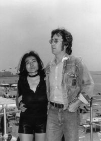 John Lennon a Yoko Ono hodně cestovali po světě