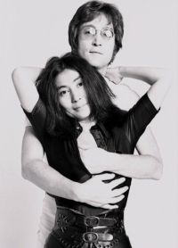 mnoho přátel bylo proti Yoko Ono, ale John Lennon se rozhodl