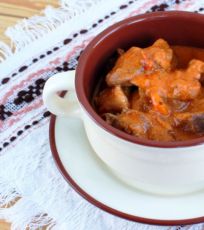 لحم الخنزير goulash في ريدموند multivark