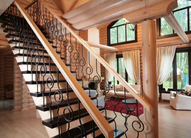 Стълбището в хола на дървената къща