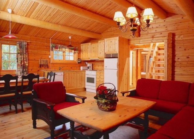 Интериор на кухня-трапезария-хол в дървена къща
