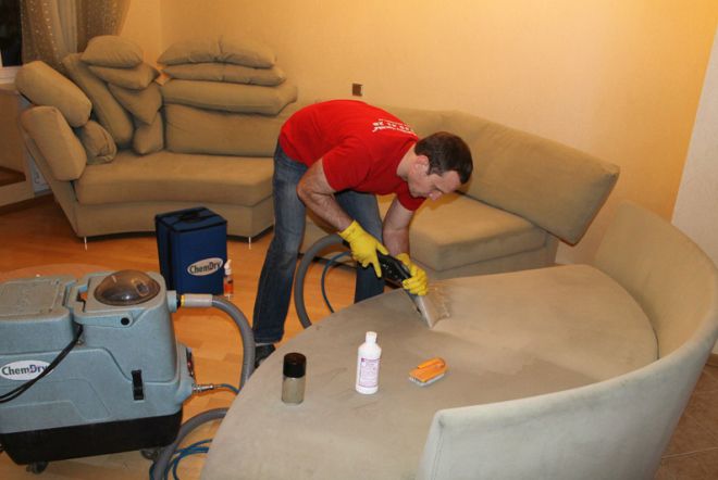 как да почистите диван с парогенератор