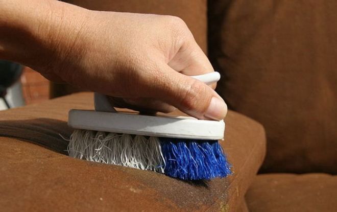 как да почистите велур диван