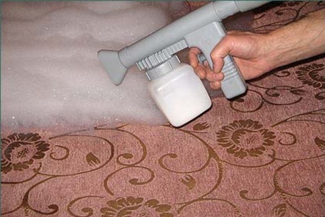 как да почистите дивана от урината