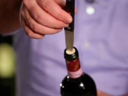 Jak otevřít víno bez vývrtky