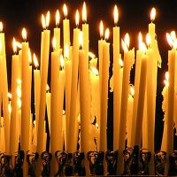 svíčky v kostele