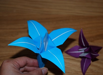 Jak vyrobit lilie z papíru 17