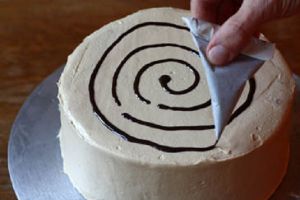 Как да украсяваме шоколадовата торта с паяжина 1