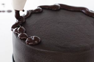 Как да украсим торта с разтопен шоколад 1
