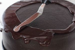 Как да украсяваме торта с разтопен шоколад 2