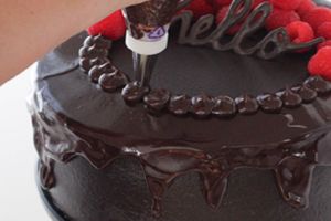 Как да украсим торта с разтопен шоколад 3