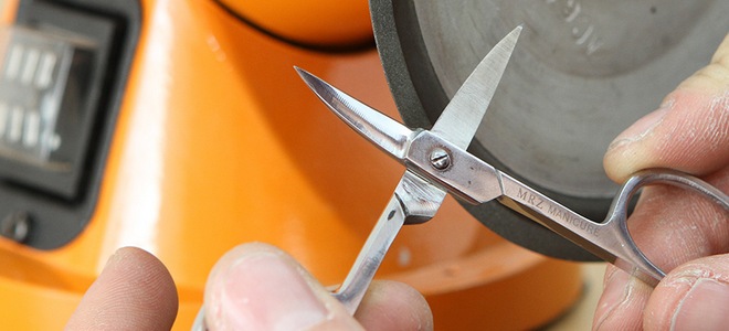 jak ostřit nůžky doma