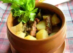 bramborová polévka s vepřovým vařičem