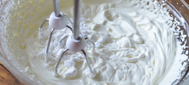 Krém z kysané smetany a kondenzovaného mléka na dort