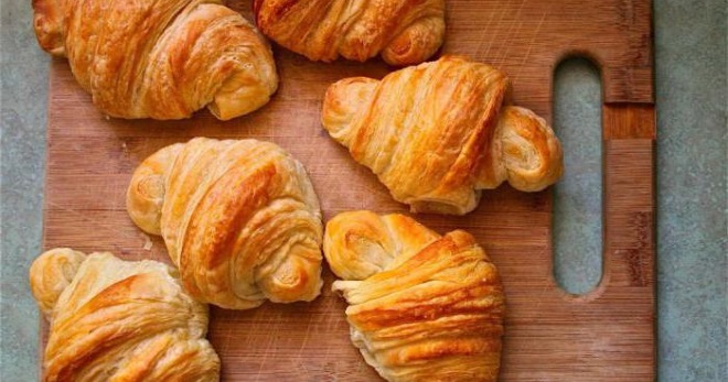 Croissanty z baflového pečiva - nejlepší recepty z křupavých lahůdek s různými výplněmi