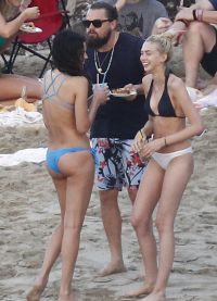 Leonardo DiCaprio je obklopen dívkami na pláži