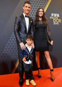 Cristiano Ronaldo s Irinou Šejkovou a se svým synem na ceremoniálu Zlatého míče