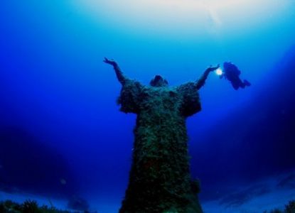 Socha Krista pod vodou