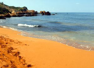 Světově proslulá oranžová pláž v zálivu Ramla