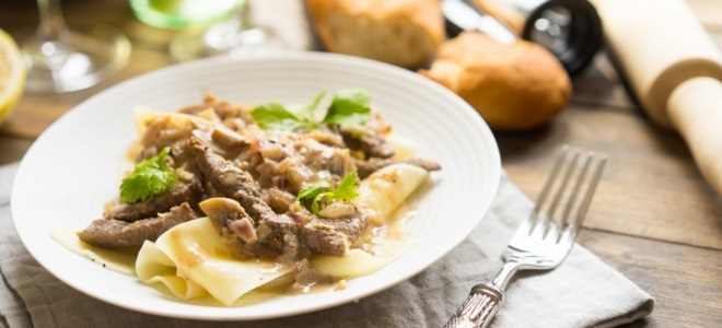 لحوم البقر Stroganoff مع الفطر