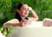 v reklamním prstu společnosti Motorola Megan Fox