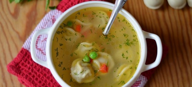 حساء مع pelmeni في multivark