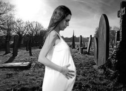 Proč nemohu být těhotná na pohřbu?