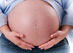 на корема на бременни жени