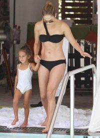 Jennifer Lopez se svou dcerou v bazénu