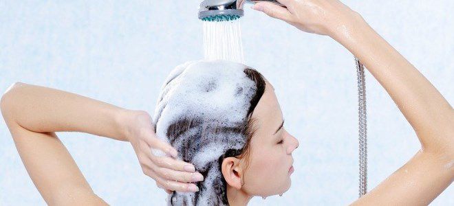 šampon pro akné na hlavě